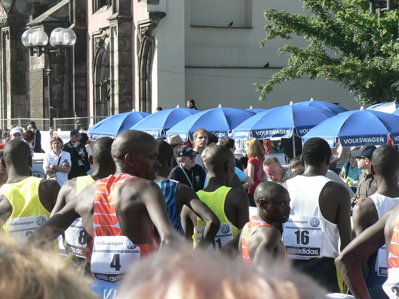 Maraton09 028.jpg - Někteří by se raději místo běhu měli pořádně najíst. Zvlášť 4 vypadá, že zrovna doběhla z Dachau.